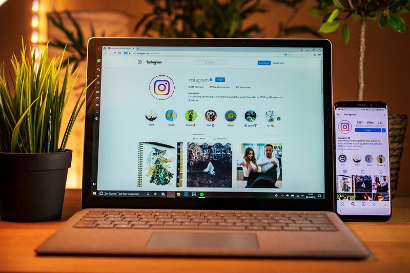 Instagram på laptop och mobil